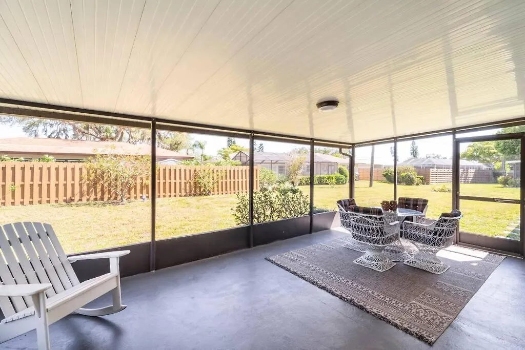 Holiday home Sunny With Lanai And Garage, Only 4 Miles From Siesta Key *
