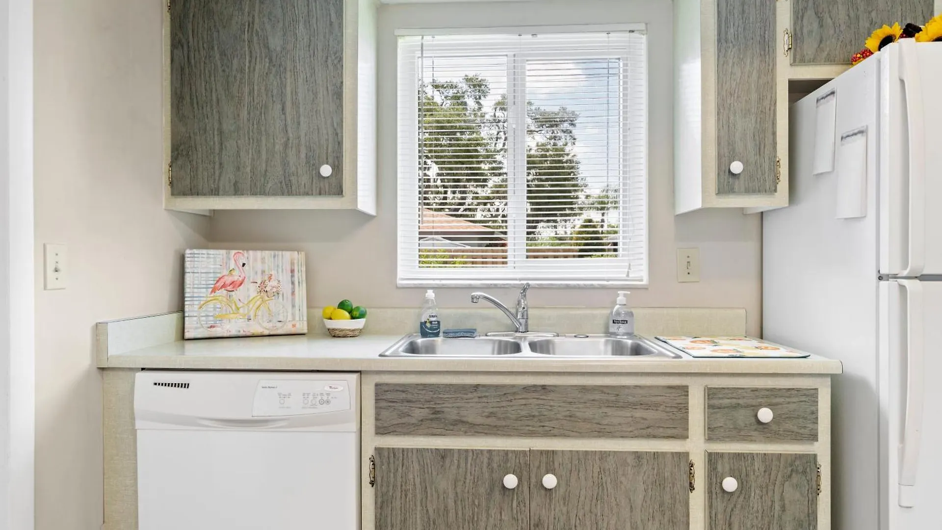 Sunny With Lanai And Garage, Only 4 Miles From Siesta Key Holiday home *