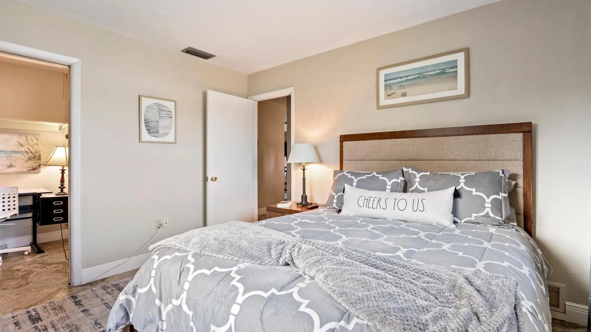 Sunny With Lanai And Garage, Only 4 Miles From Siesta Key Holiday home