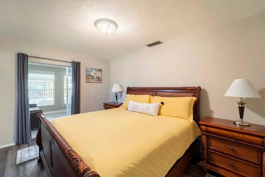 Sunny With Lanai And Garage, Only 4 Miles From Siesta Key Holiday home *