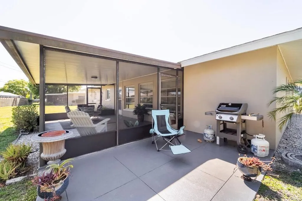 Sunny With Lanai And Garage, Only 4 Miles From Siesta Key *