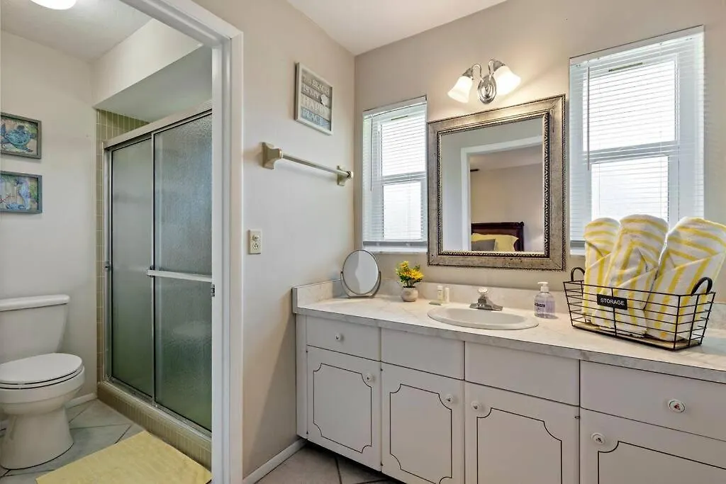 Holiday home Sunny With Lanai And Garage, Only 4 Miles From Siesta Key *