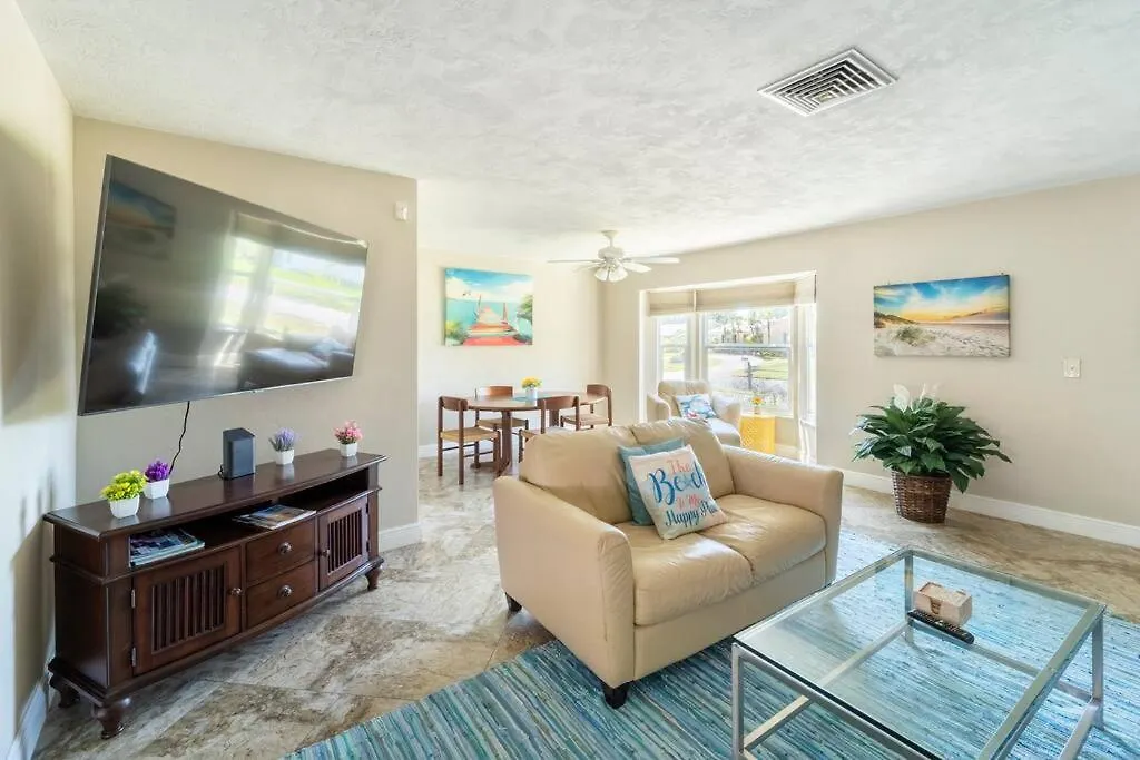 Sunny With Lanai And Garage, Only 4 Miles From Siesta Key Sarasota