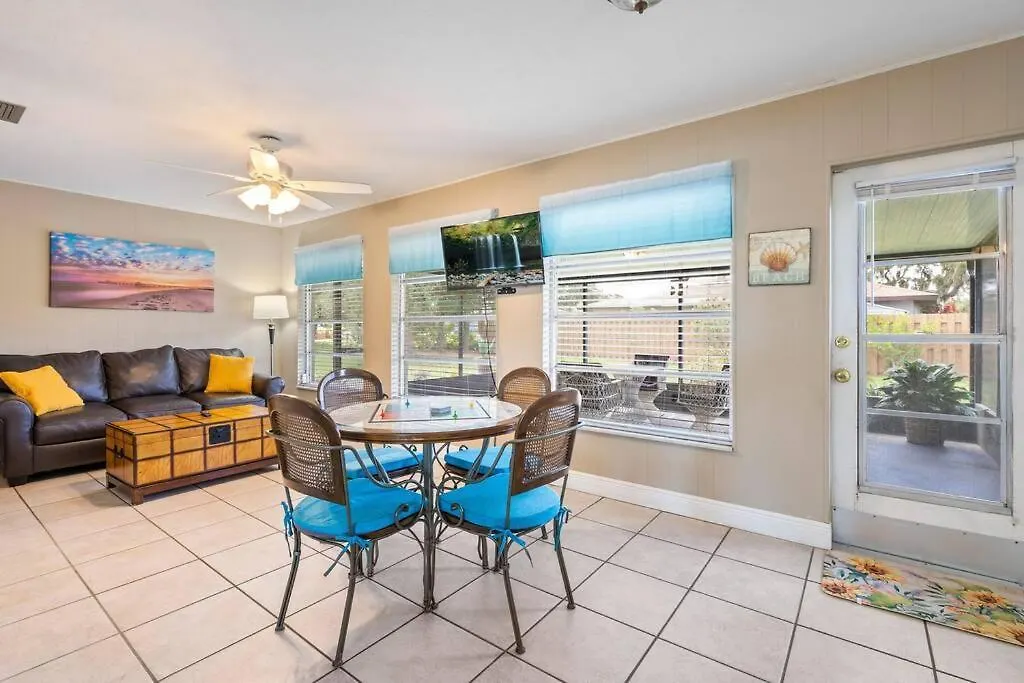 Sunny With Lanai And Garage, Only 4 Miles From Siesta Key
