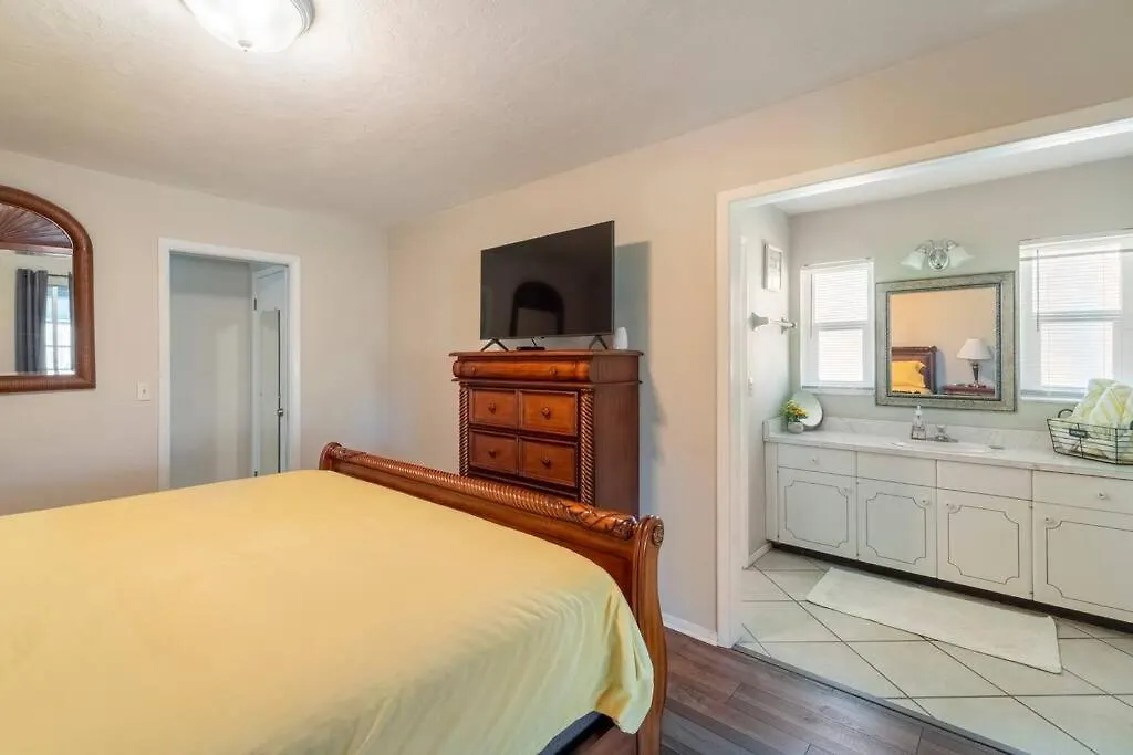 Holiday home Sunny With Lanai And Garage, Only 4 Miles From Siesta Key
