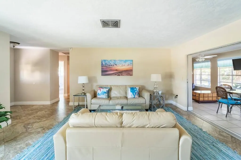Sunny With Lanai And Garage, Only 4 Miles From Siesta Key Holiday home *