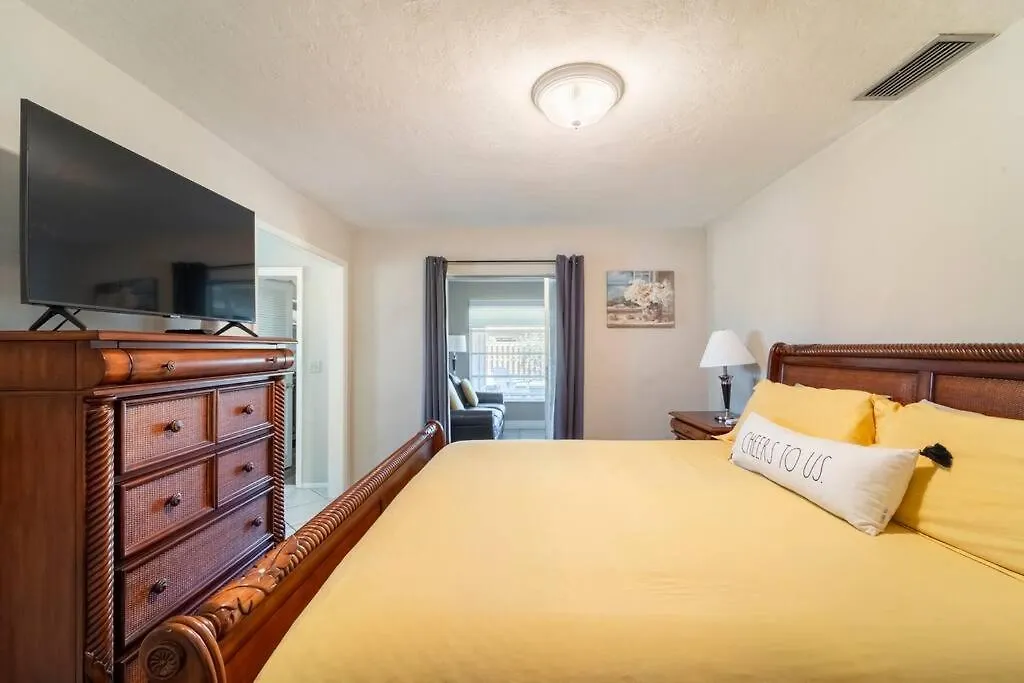 Holiday home Sunny With Lanai And Garage, Only 4 Miles From Siesta Key *
