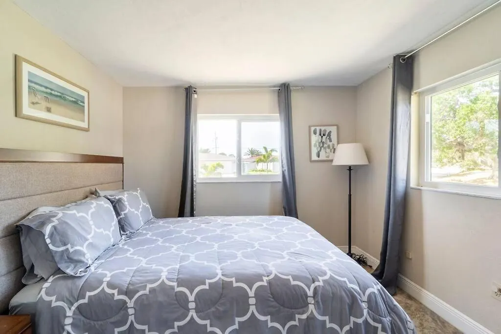 Holiday home Sunny With Lanai And Garage, Only 4 Miles From Siesta Key Sarasota