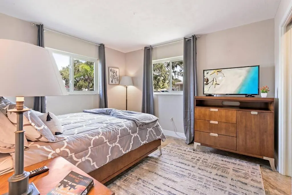 Sunny With Lanai And Garage, Only 4 Miles From Siesta Key *