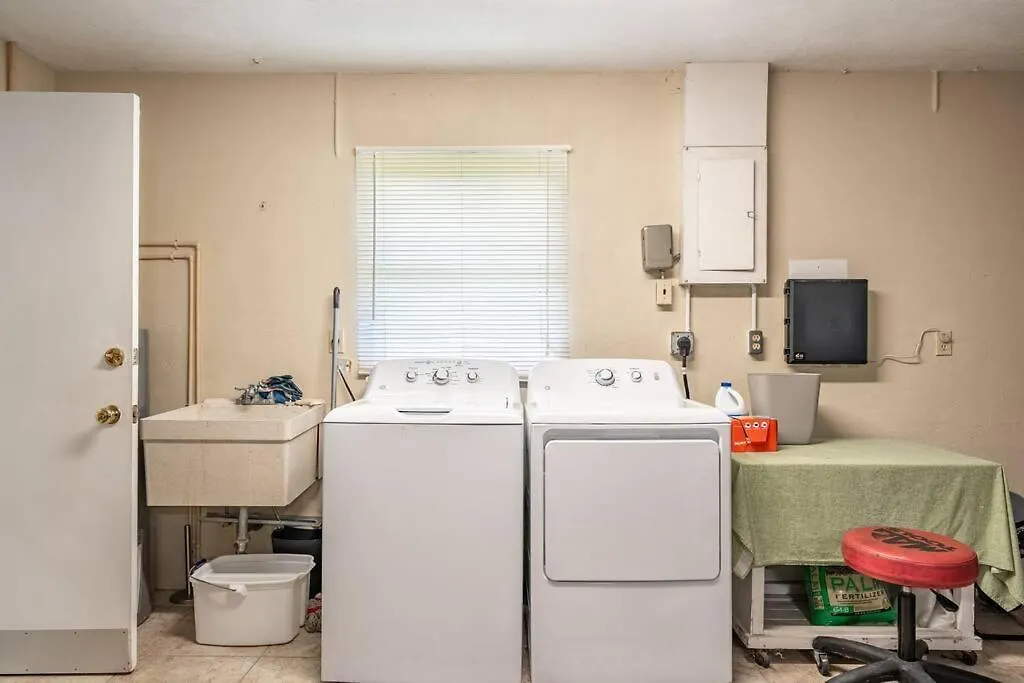 Sunny With Lanai And Garage, Only 4 Miles From Siesta Key Holiday home