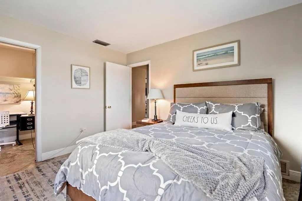 Sunny With Lanai And Garage, Only 4 Miles From Siesta Key Sarasota