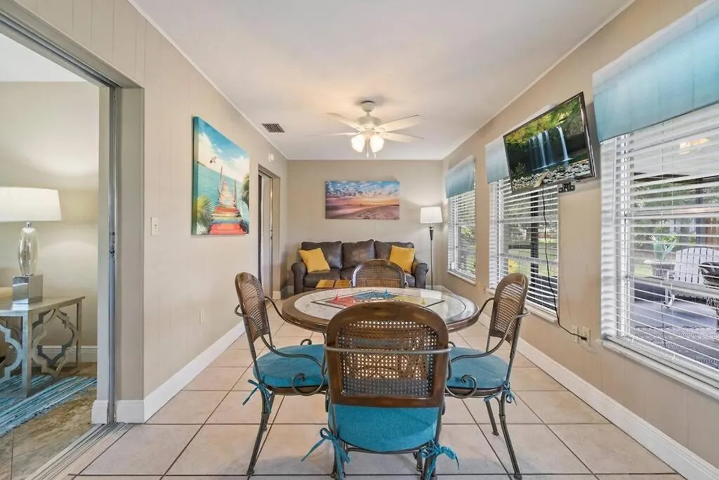 Sunny With Lanai And Garage, Only 4 Miles From Siesta Key * Sarasota