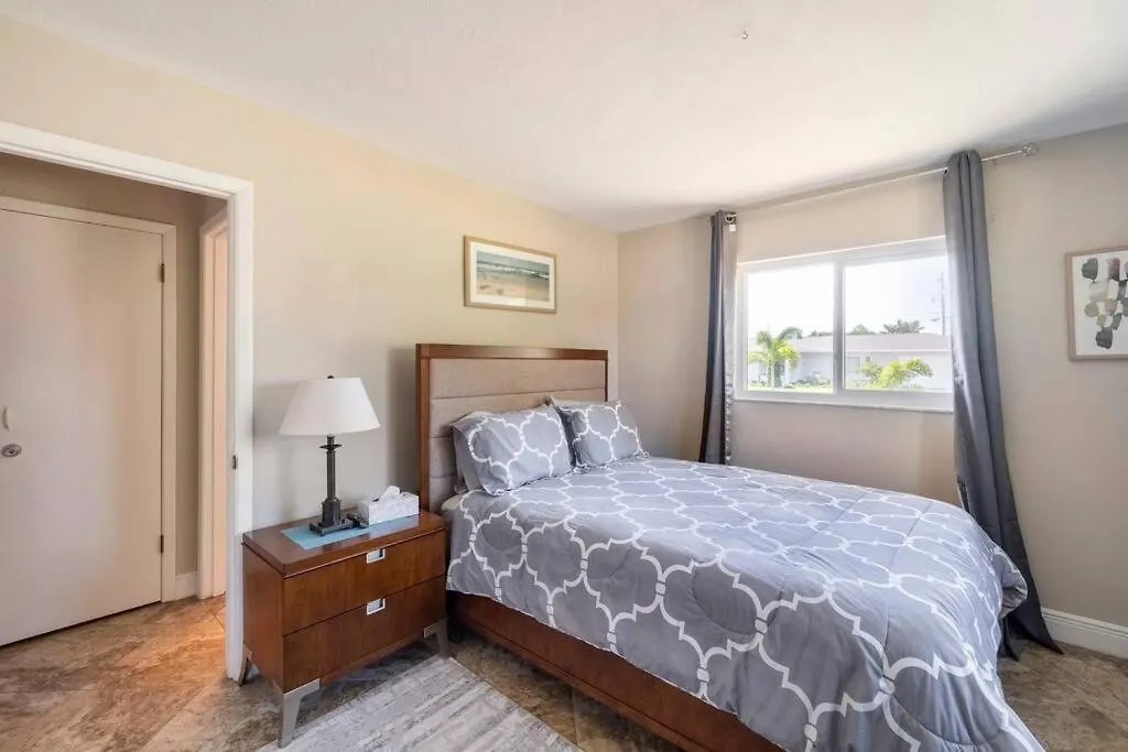 Sunny With Lanai And Garage, Only 4 Miles From Siesta Key