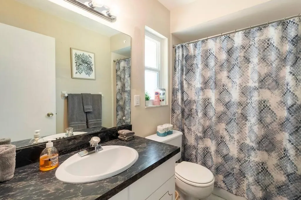 Sunny With Lanai And Garage, Only 4 Miles From Siesta Key Holiday home