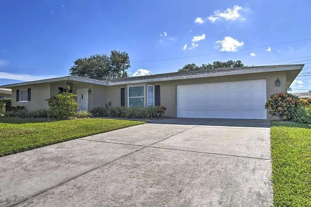 Sunny With Lanai And Garage, Only 4 Miles From Siesta Key Holiday home *