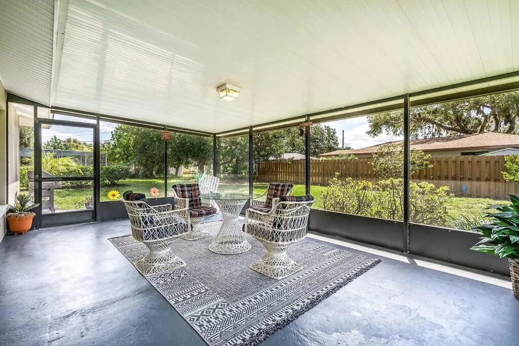 Sunny With Lanai And Garage, Only 4 Miles From Siesta Key Holiday home