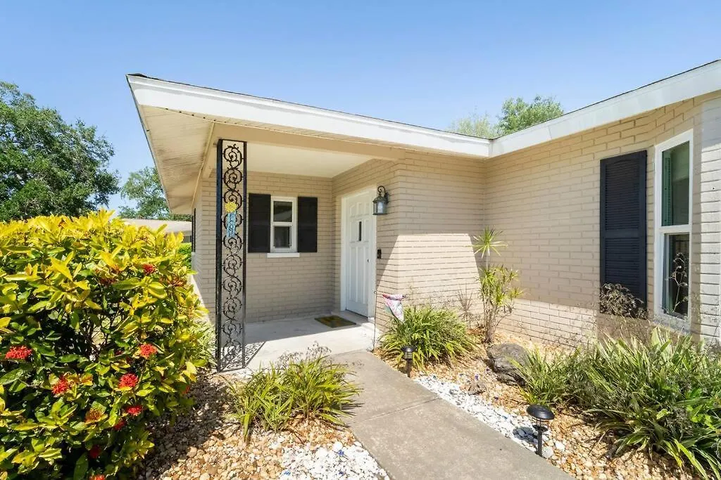 Sunny With Lanai And Garage, Only 4 Miles From Siesta Key Holiday home *