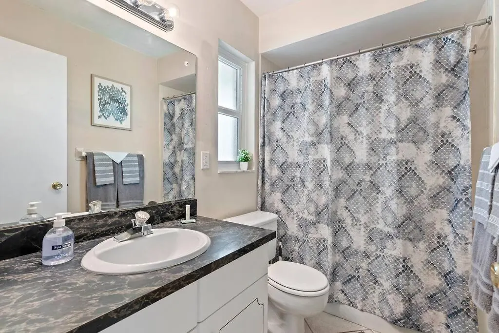 Sunny With Lanai And Garage, Only 4 Miles From Siesta Key Holiday home