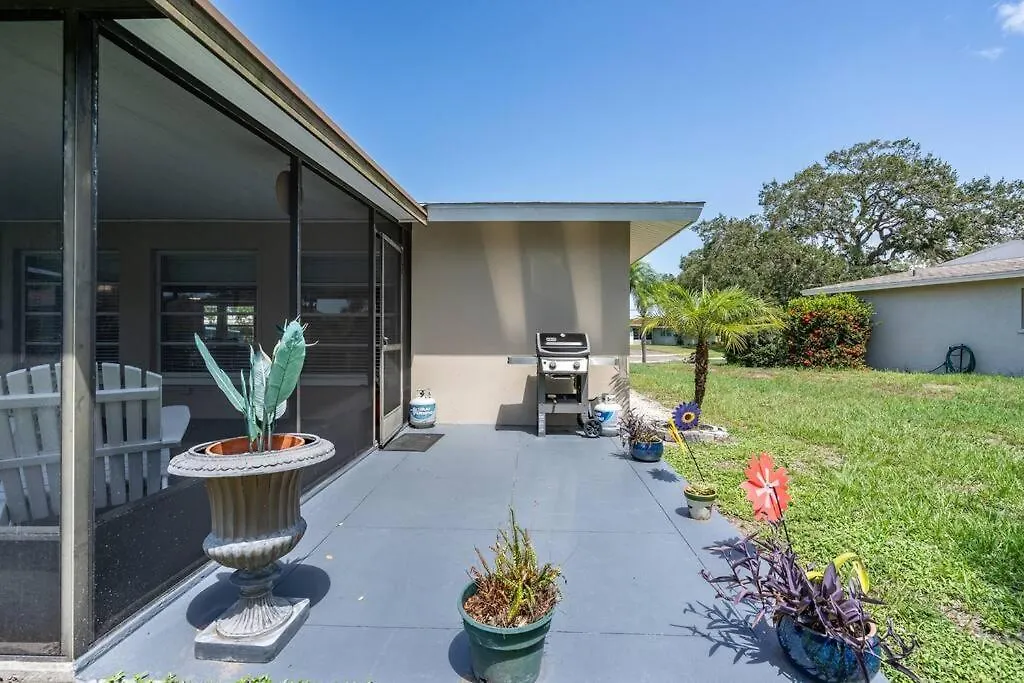 Sunny With Lanai And Garage, Only 4 Miles From Siesta Key Sarasota