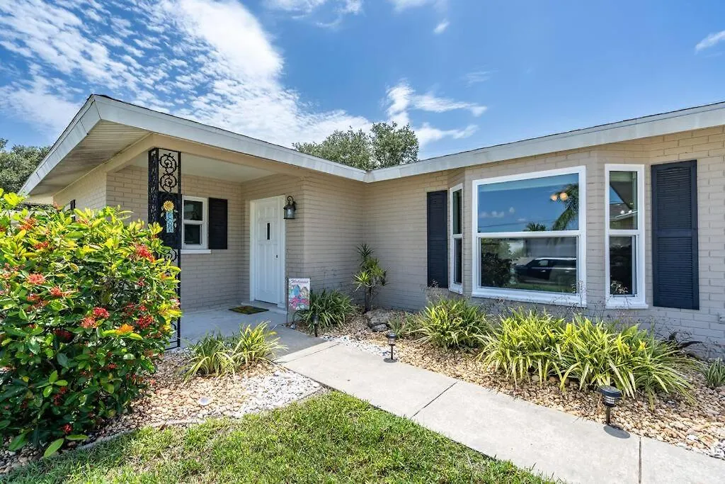 Sunny With Lanai And Garage, Only 4 Miles From Siesta Key Holiday home *