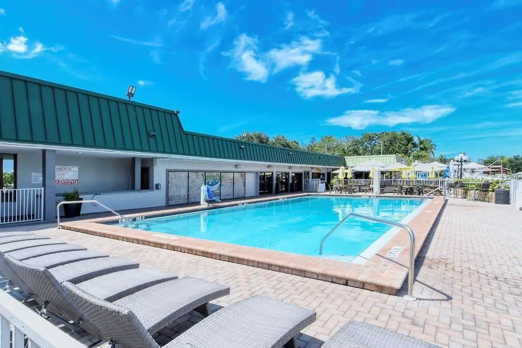 All-new, Comfortable, Huge Pool, Grill & Tiki Bar Apartment *
