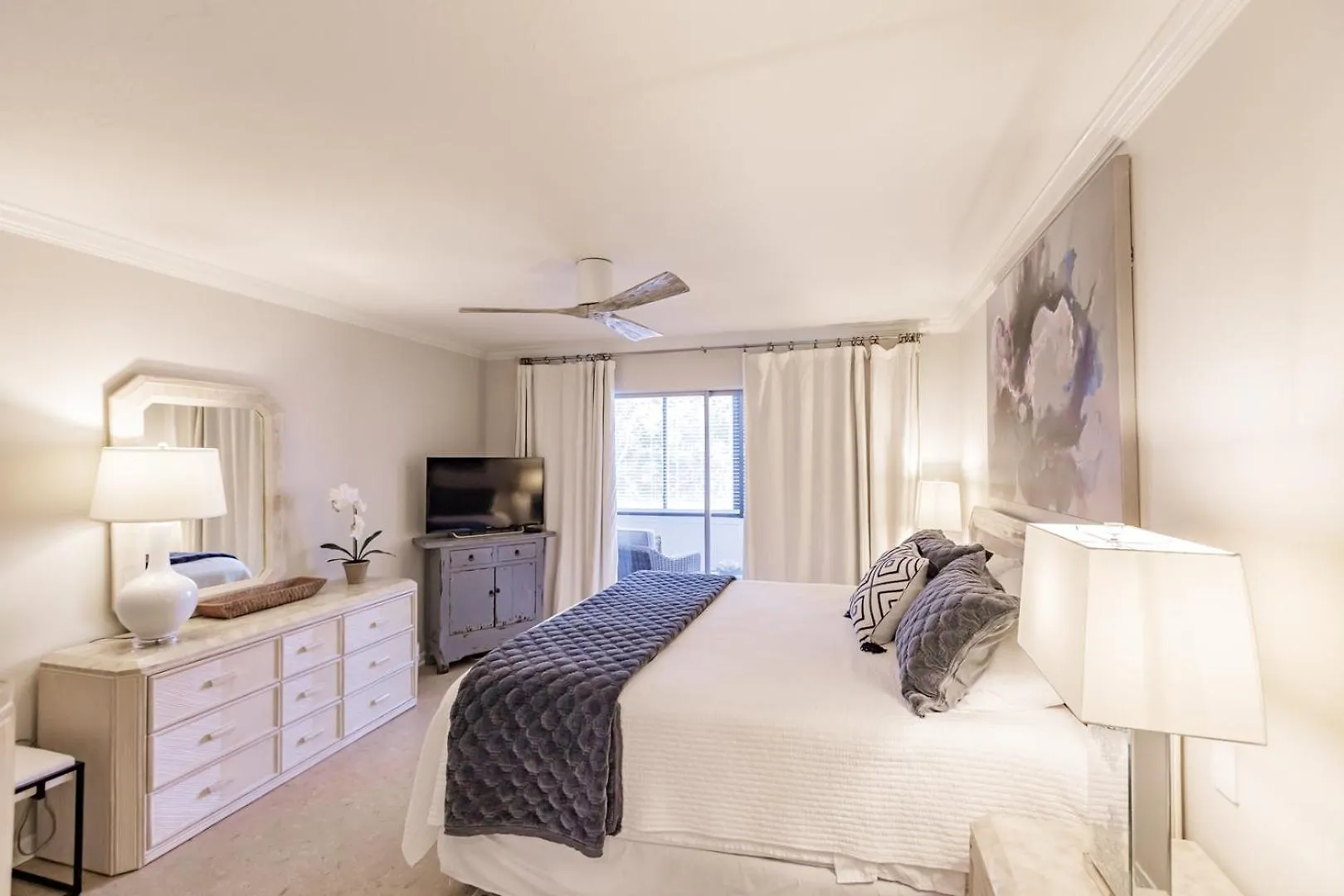 1055-206 High-rise Luxury 75 Yards From The Shore Sarasota