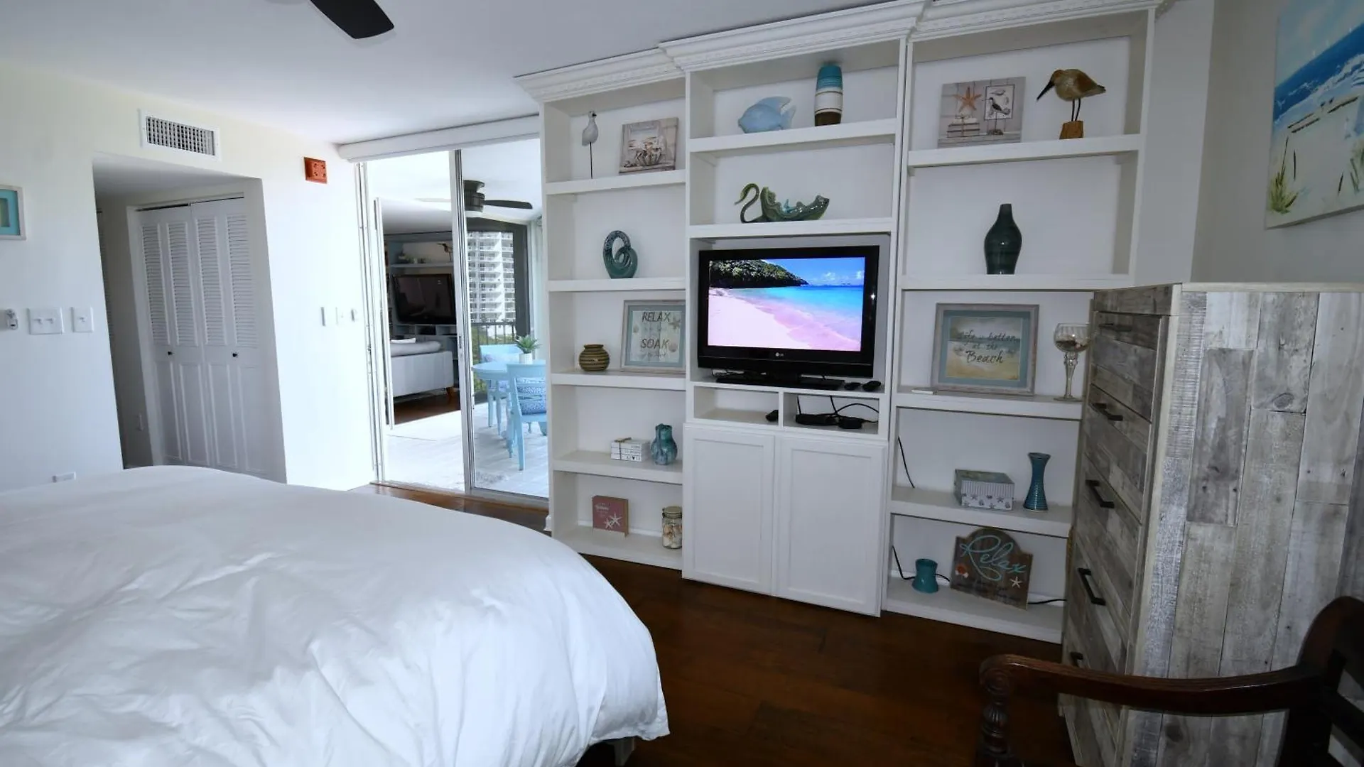 Private On Lido Key Apartment *
