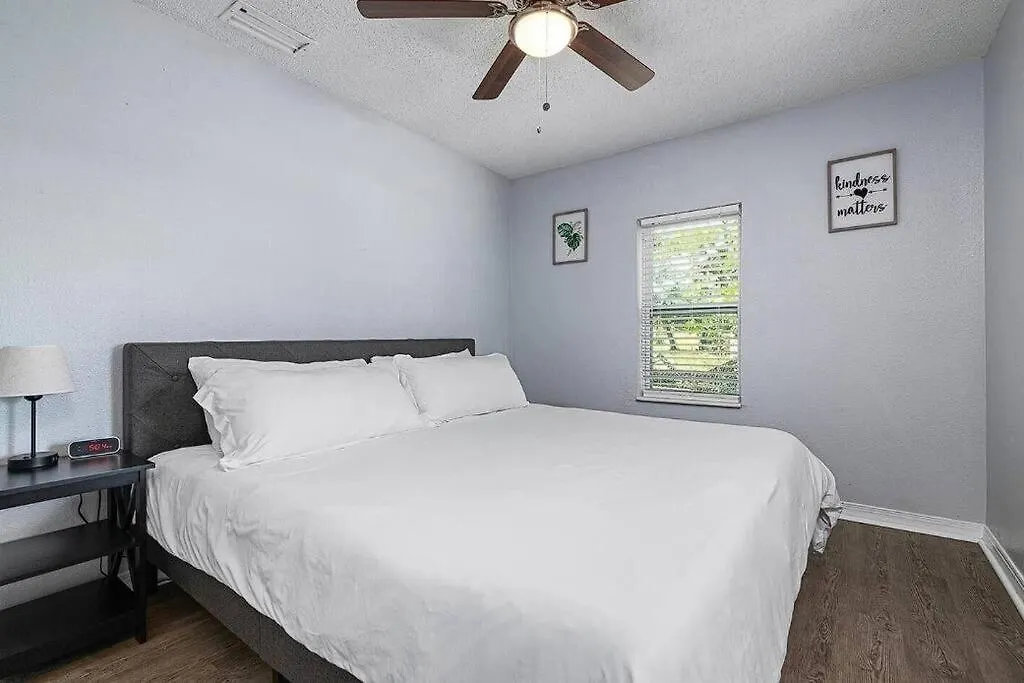 Holiday home With Fenced Yard, Hot Tub, Grill And 3 King Beds! Sarasota