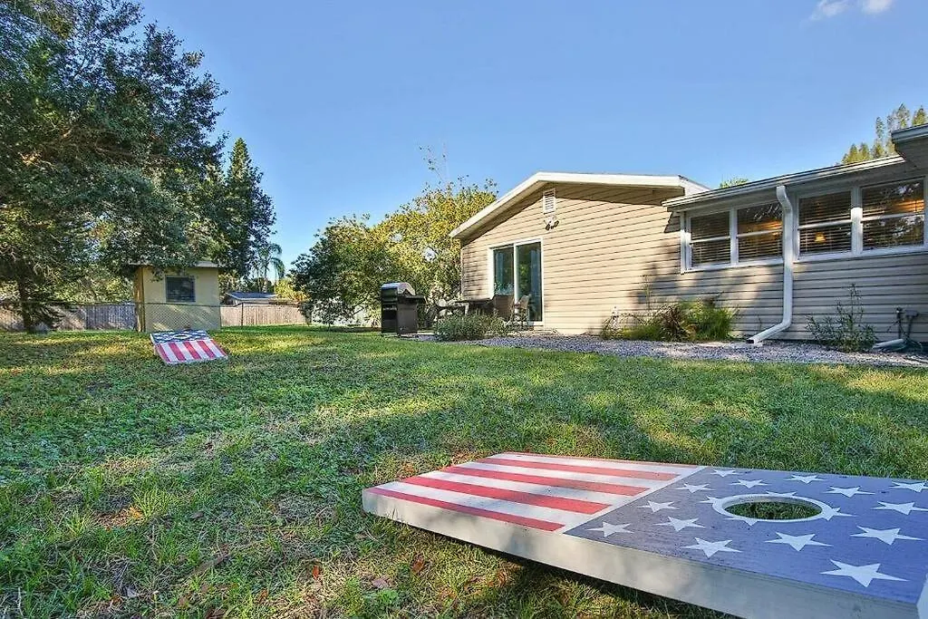 Holiday home With Fenced Yard, Hot Tub, Grill And 3 King Beds! *