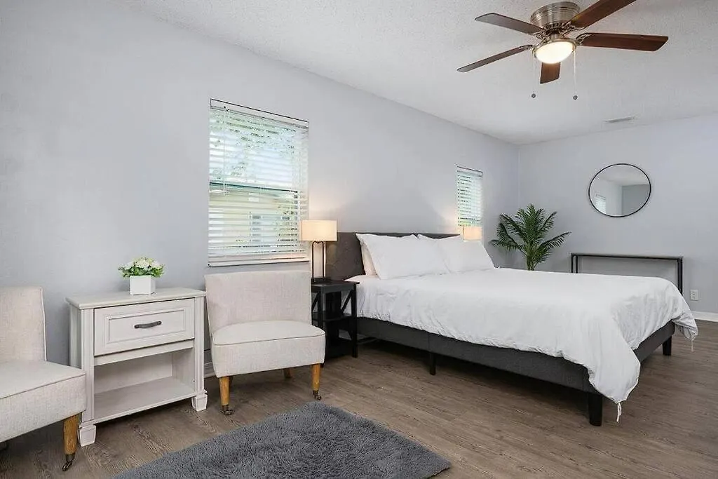 With Fenced Yard, Hot Tub, Grill And 3 King Beds! Holiday home Sarasota