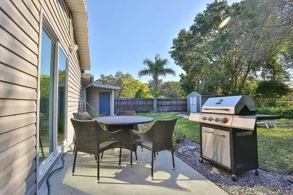 With Fenced Yard, Hot Tub, Grill And 3 King Beds! Holiday home
