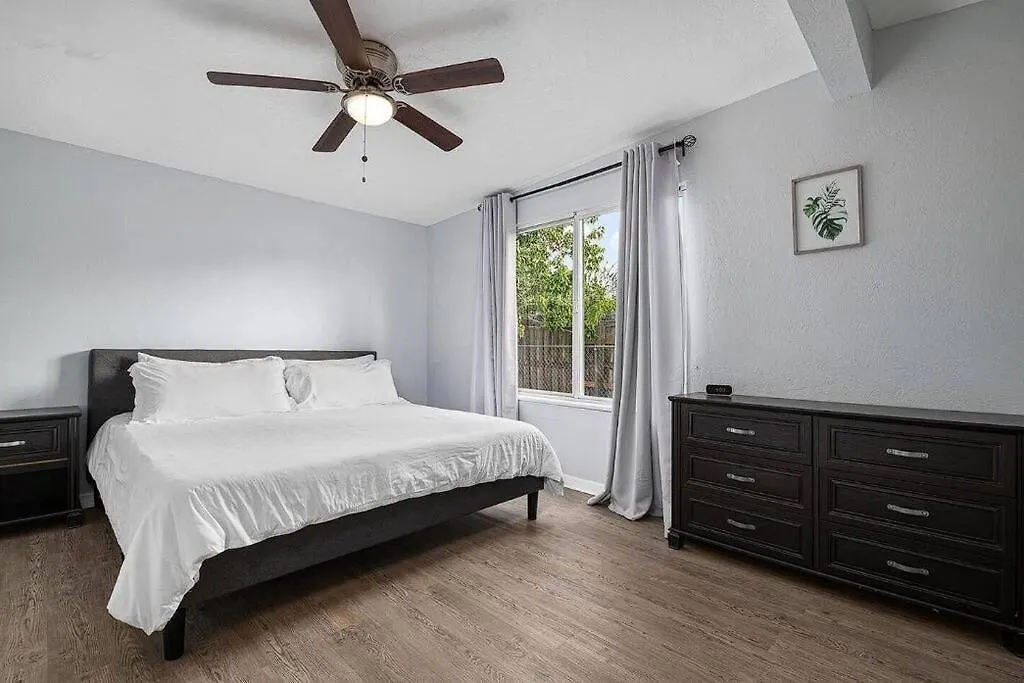 With Fenced Yard, Hot Tub, Grill And 3 King Beds! Sarasota