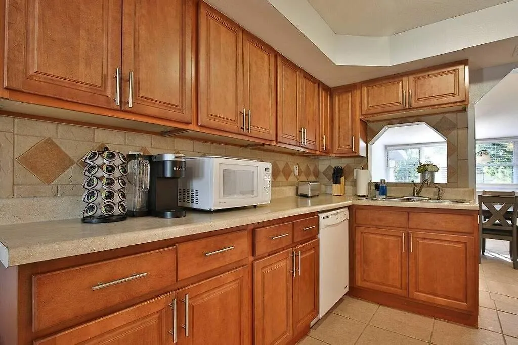 With Fenced Yard, Hot Tub, Grill And 3 King Beds! Holiday home