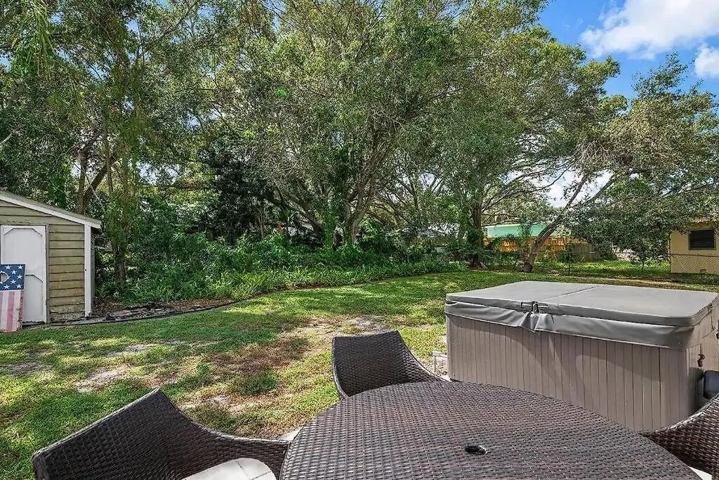 With Fenced Yard, Hot Tub, Grill And 3 King Beds! Holiday home Sarasota