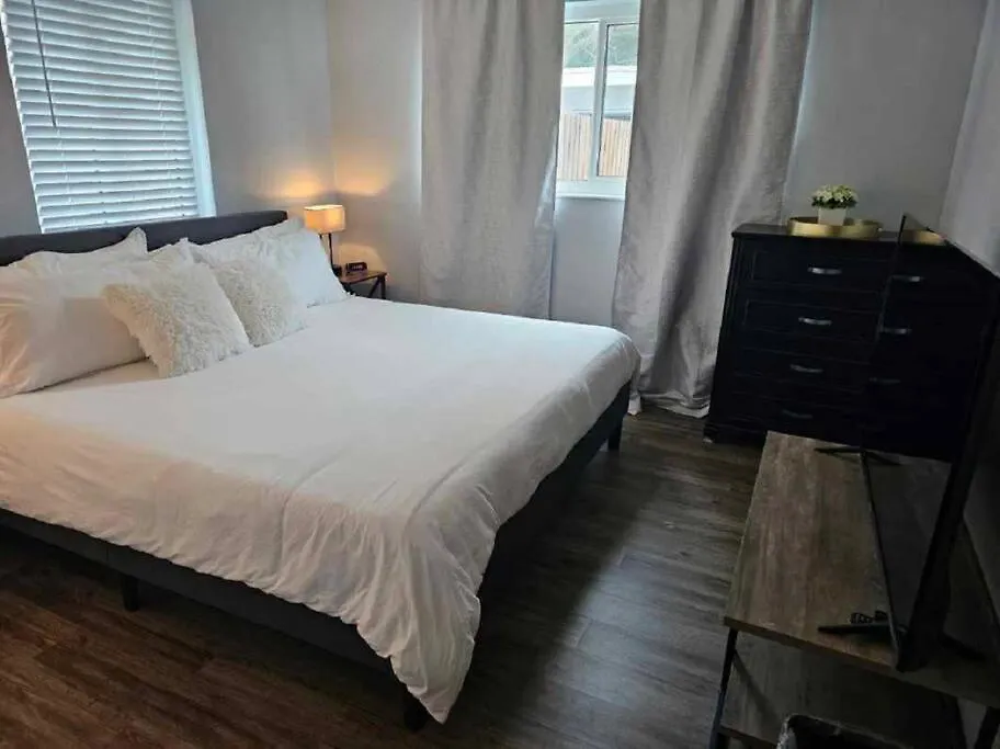 Fenced In With Jacuzzi Close To Siesta Key Bridge! Sarasota