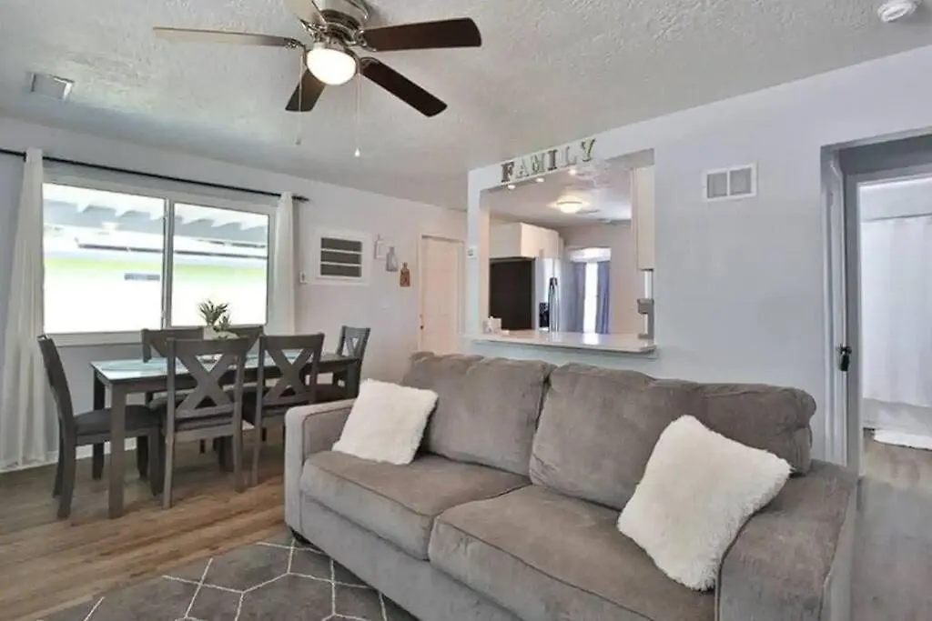 Fenced In With Jacuzzi Close To Siesta Key Bridge! Holiday home *