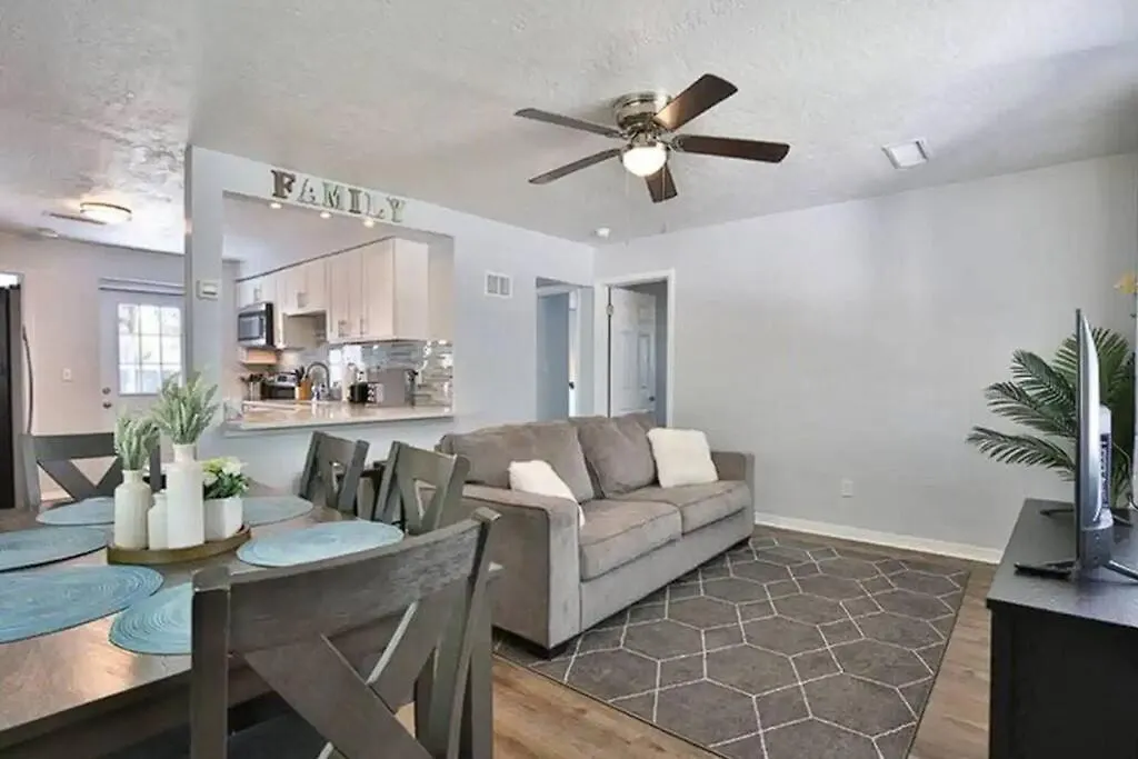 Fenced In With Jacuzzi Close To Siesta Key Bridge! Holiday home