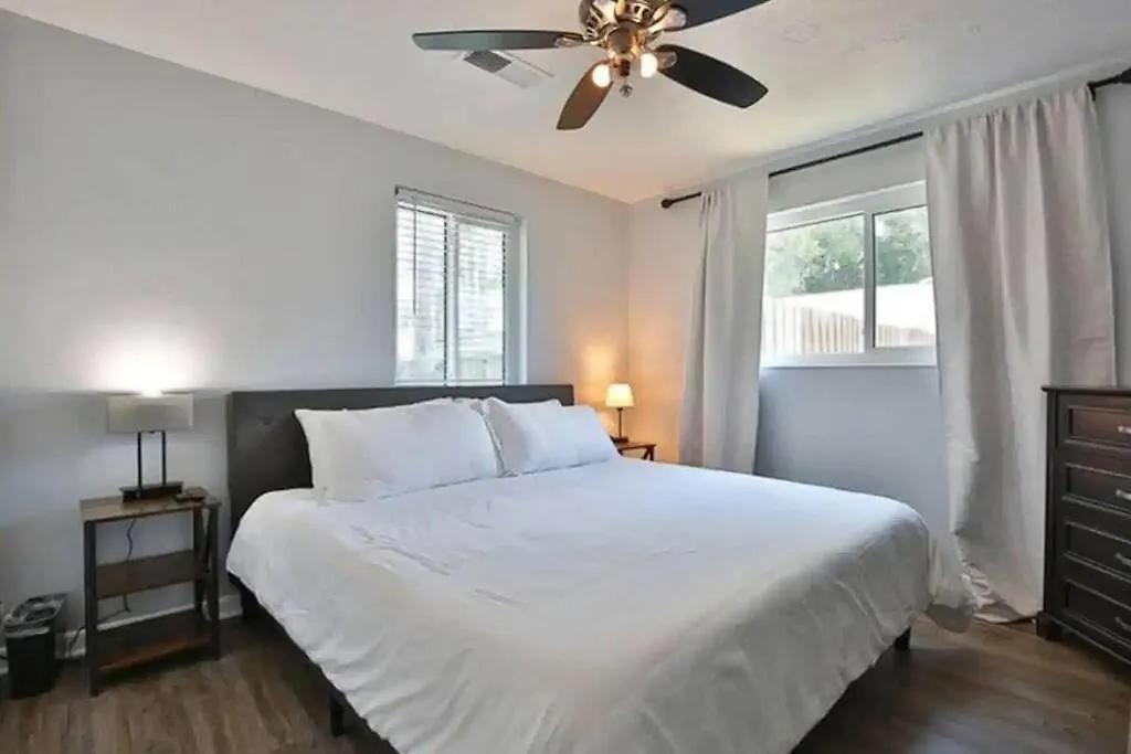 Fenced In With Jacuzzi Close To Siesta Key Bridge! Holiday home *