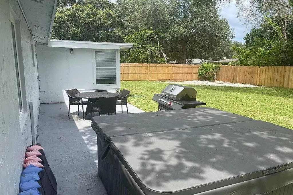 Fenced In With Jacuzzi Close To Siesta Key Bridge! *
