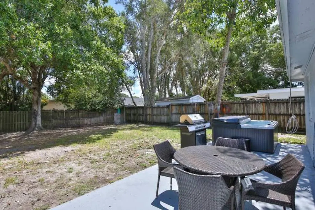 Fenced In With Jacuzzi Close To Siesta Key Bridge!