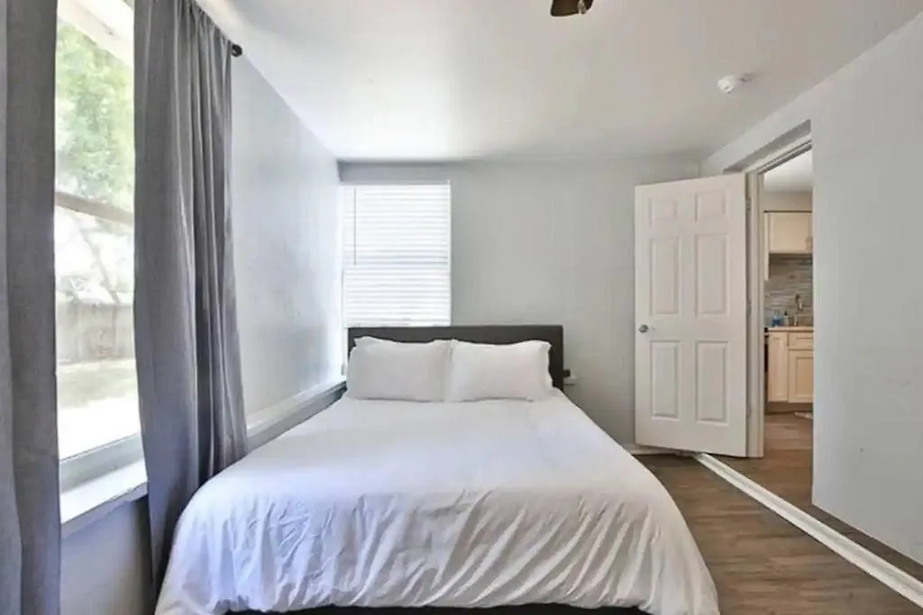 Fenced In With Jacuzzi Close To Siesta Key Bridge! Holiday home *