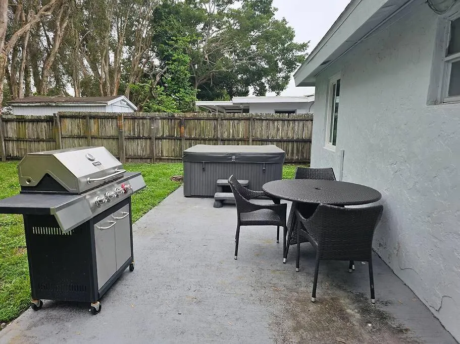 Fenced In With Jacuzzi Close To Siesta Key Bridge! Holiday home