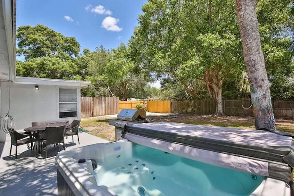 Holiday home Fenced In With Jacuzzi Close To Siesta Key Bridge!