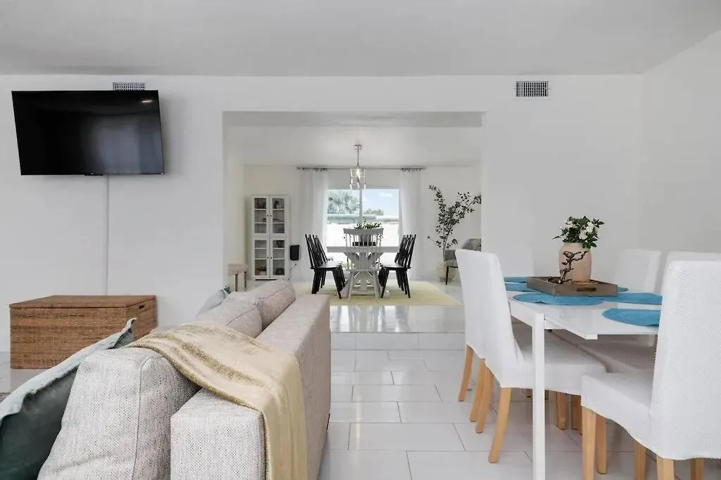 Beautiful With Heated Pool And Fenced Yard By Siesta Key! * Sarasota