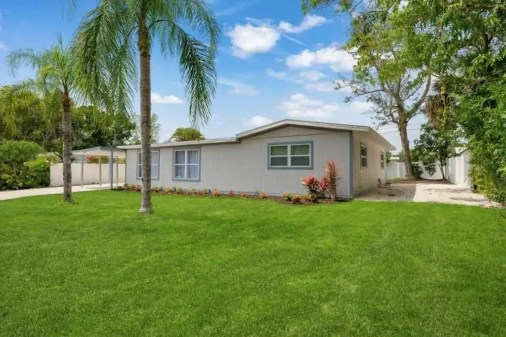 Beautiful With Heated Pool And Fenced Yard By Siesta Key! * Sarasota