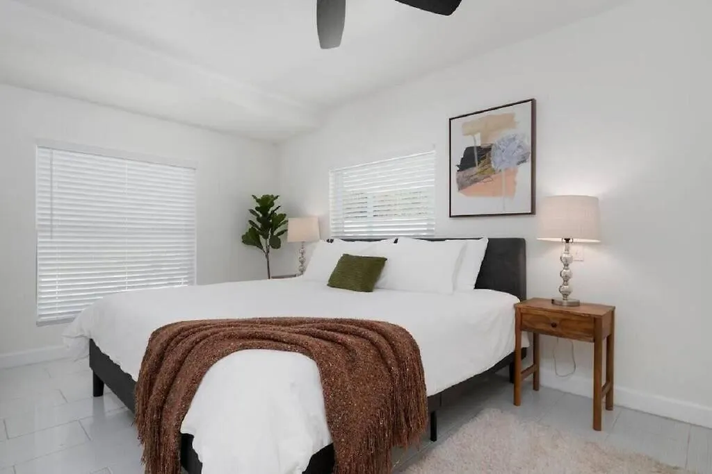 Beautiful With Heated Pool And Fenced Yard By Siesta Key! Holiday home Sarasota