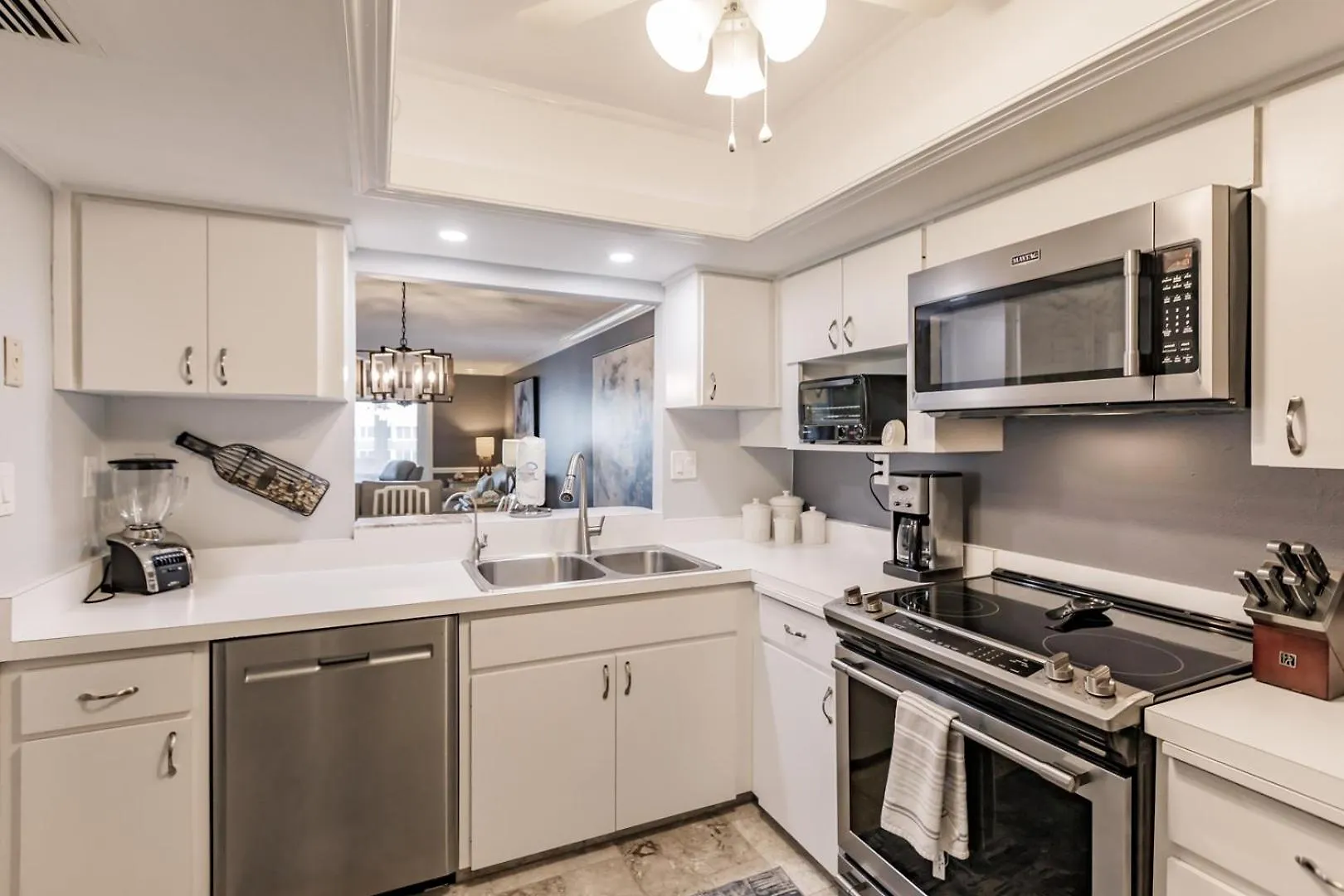 1055-805 8th Floor With Abundant Light * Sarasota