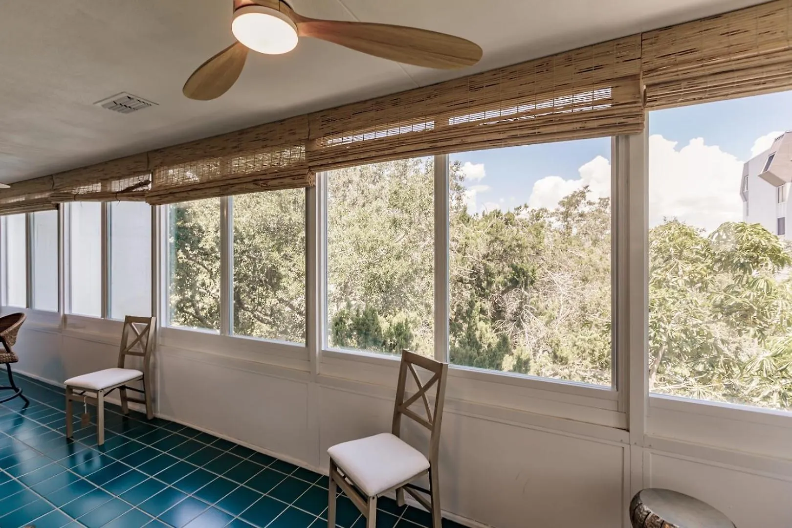 1200-303 Bay-side Garden Views Await Holiday home