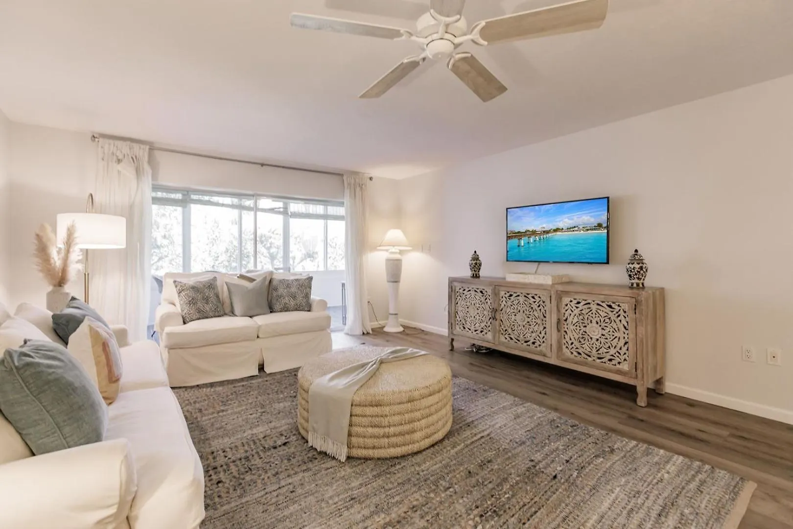 1200-303 Bay-side Garden Views Await Holiday home