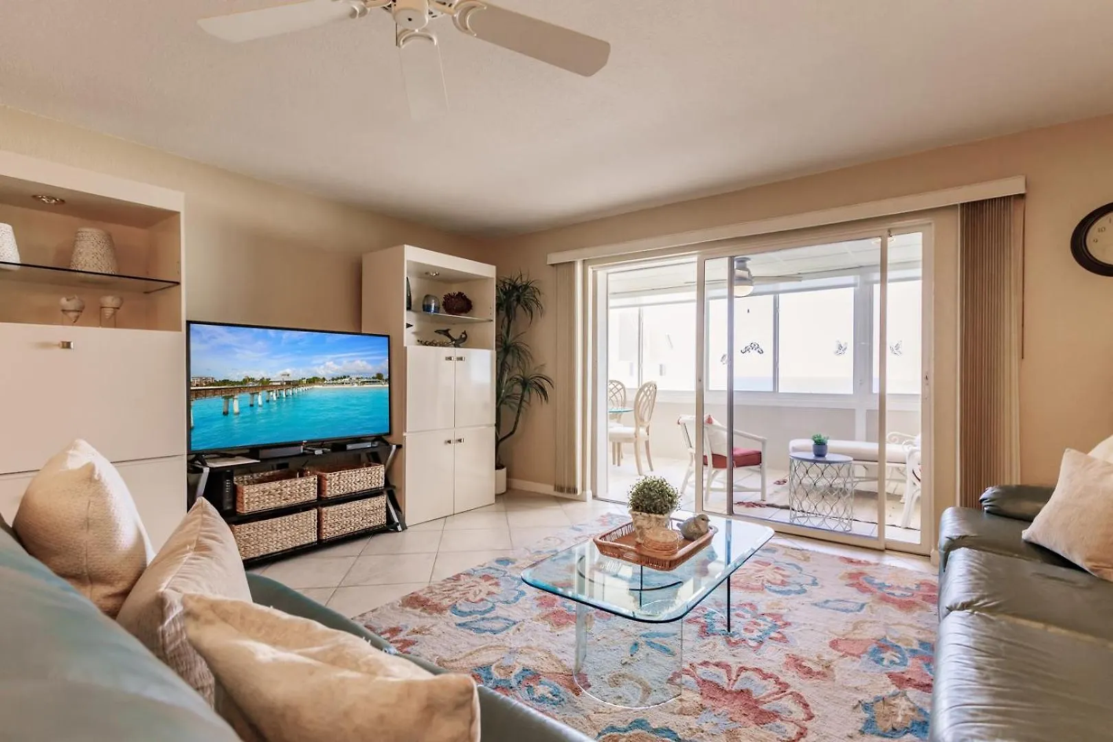 1080-705 Elevated View Living Holiday home *